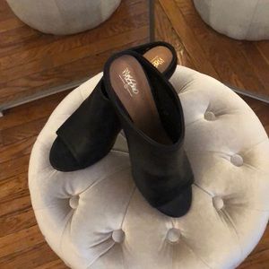 Open toe black mules